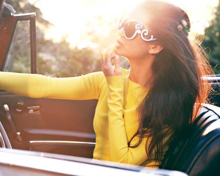 Брюнетка за столом в очках40