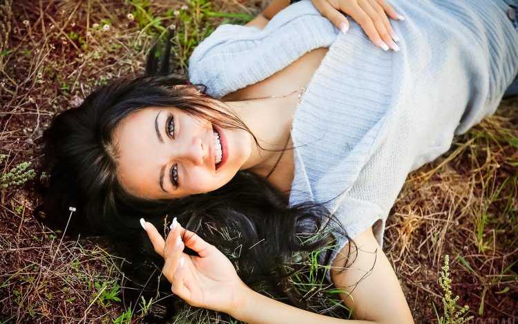 Экстравагантная брюнетка на природе, соблазняющая своим обаянием