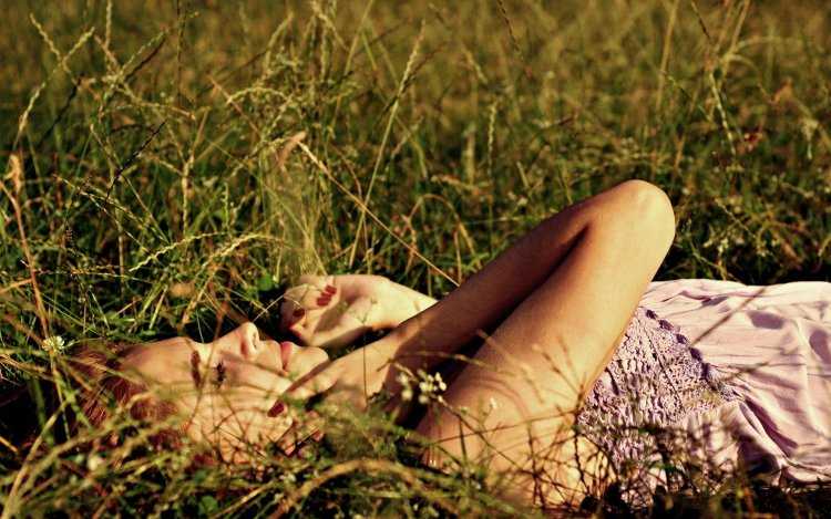 Пленительная девушка у окружена природой