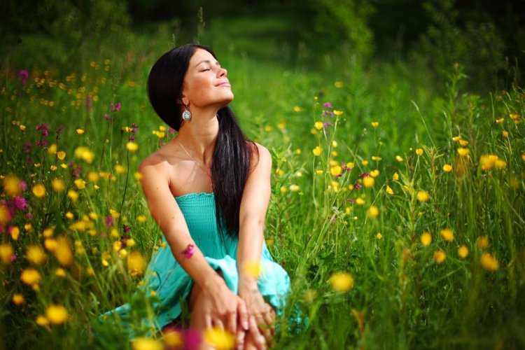 Магия эротики с брюнеткой на летней природе