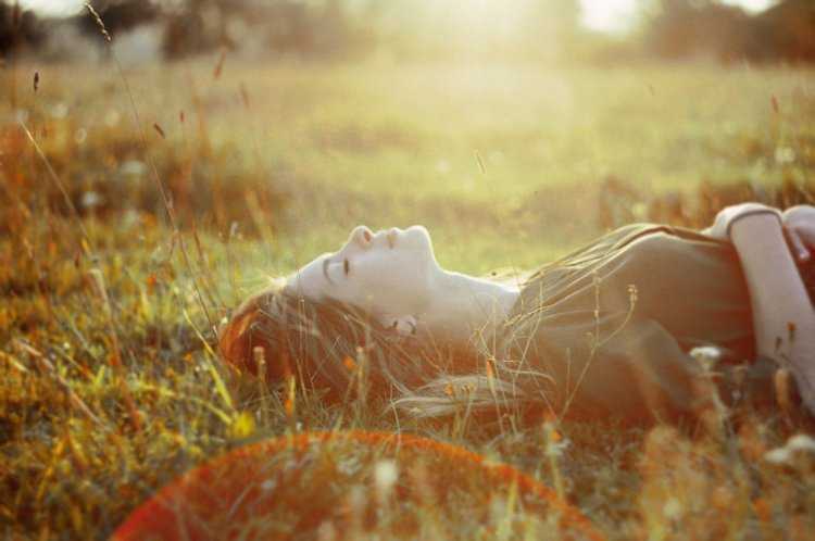 Сексапильная девушка растворяется в поле, будоража воображение