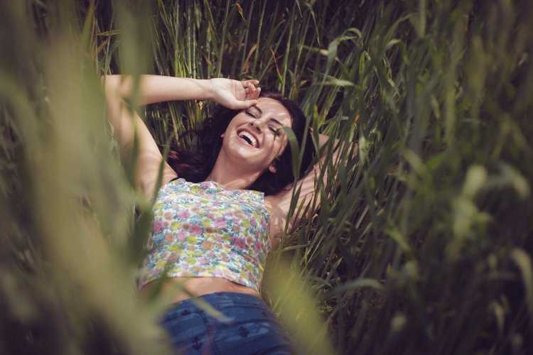 Искусительная Аурела Скандай на природе