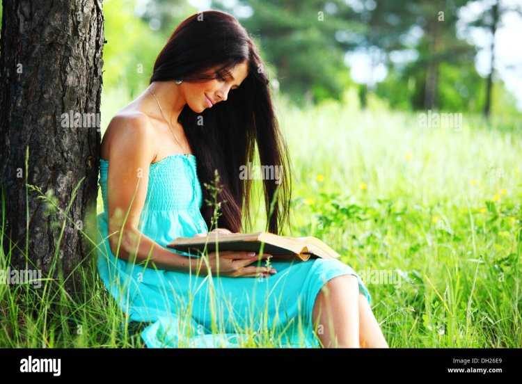 Игривая брюнетка с манящей большой грудью на зеленом фоне