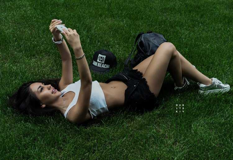 Бурлящая эротика с брюнеткой, окруженной зеленой травкой