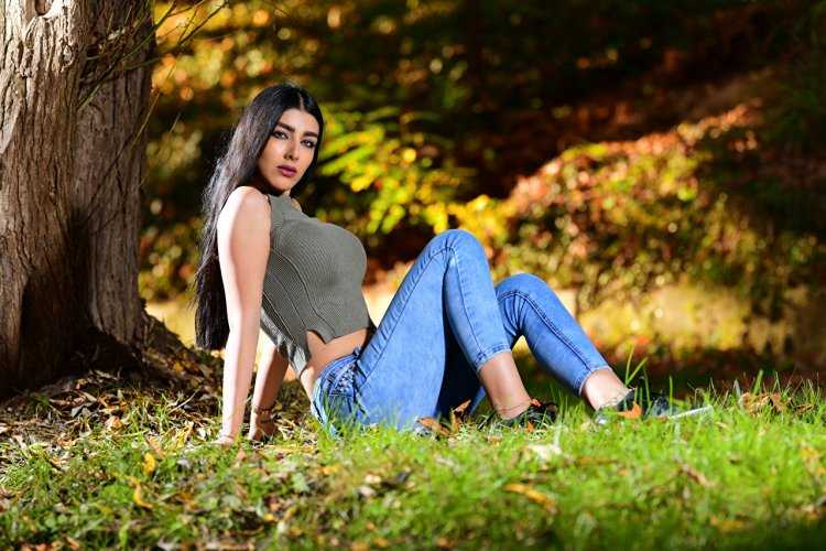 Девушки брюнетки сидят