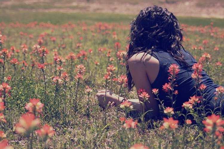 Брюнетка со спины на природе