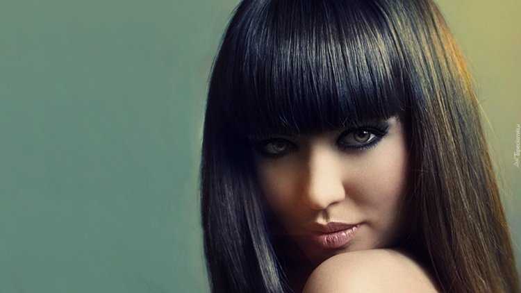 Девушка с челкой