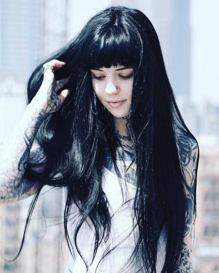 Брюнетка с челкой и длинными волосами