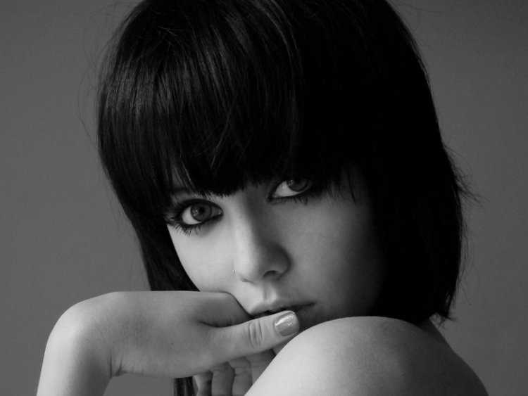 Брюнетки с белой челкой60