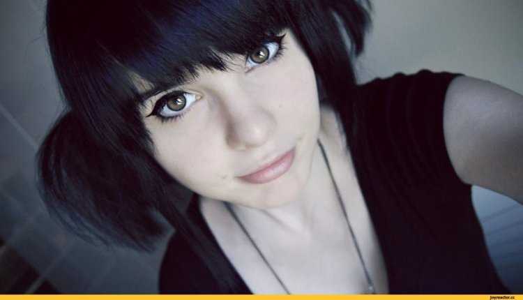 Брюнетки с белой челкой24