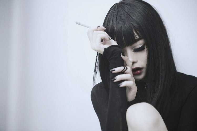 Грустная девушка с сигаретой
