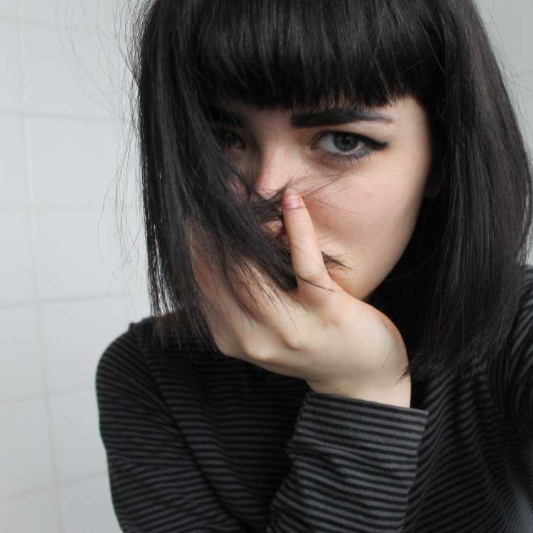 Грустная брюнетка с чёлкой
