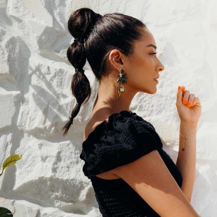 Девушка с прической хвост