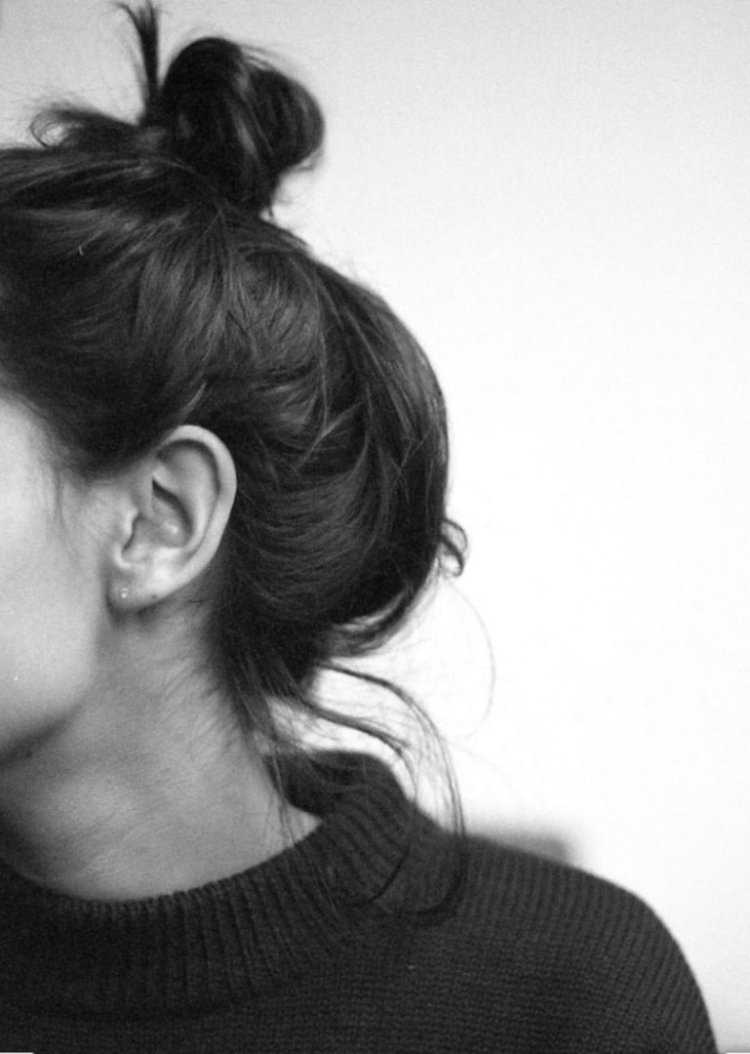 Брюнетки с хвостами на голове72