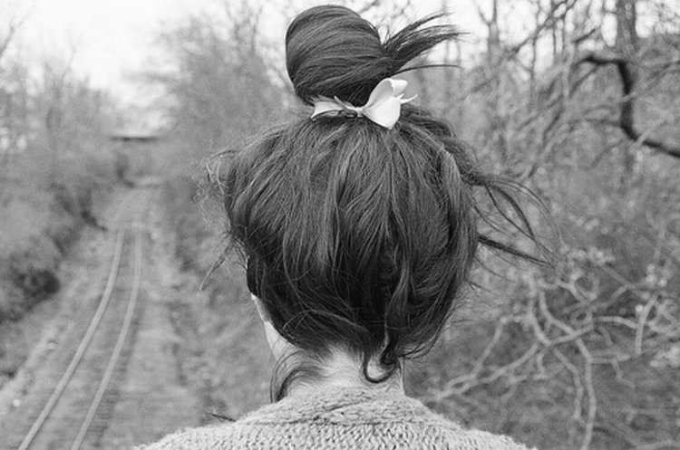 Брюнетка с пучком на голове