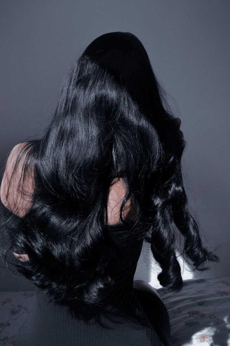 Брюнетка с черными волосами