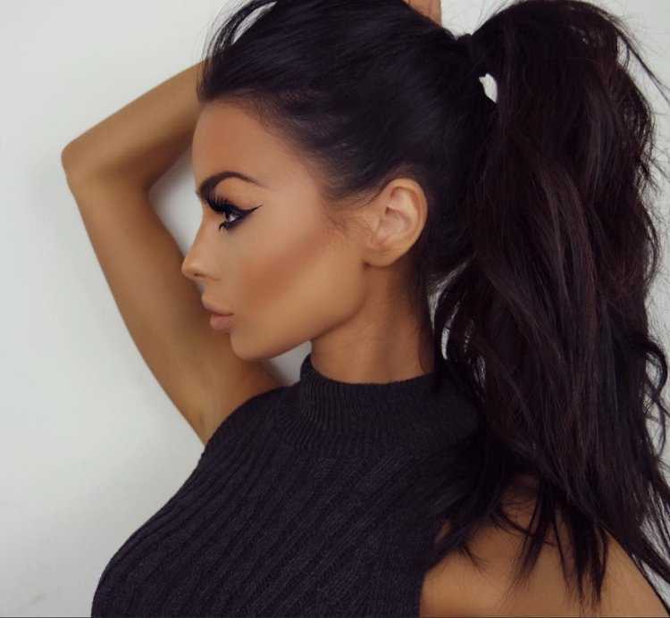 Брюнетка с высоким хвостом