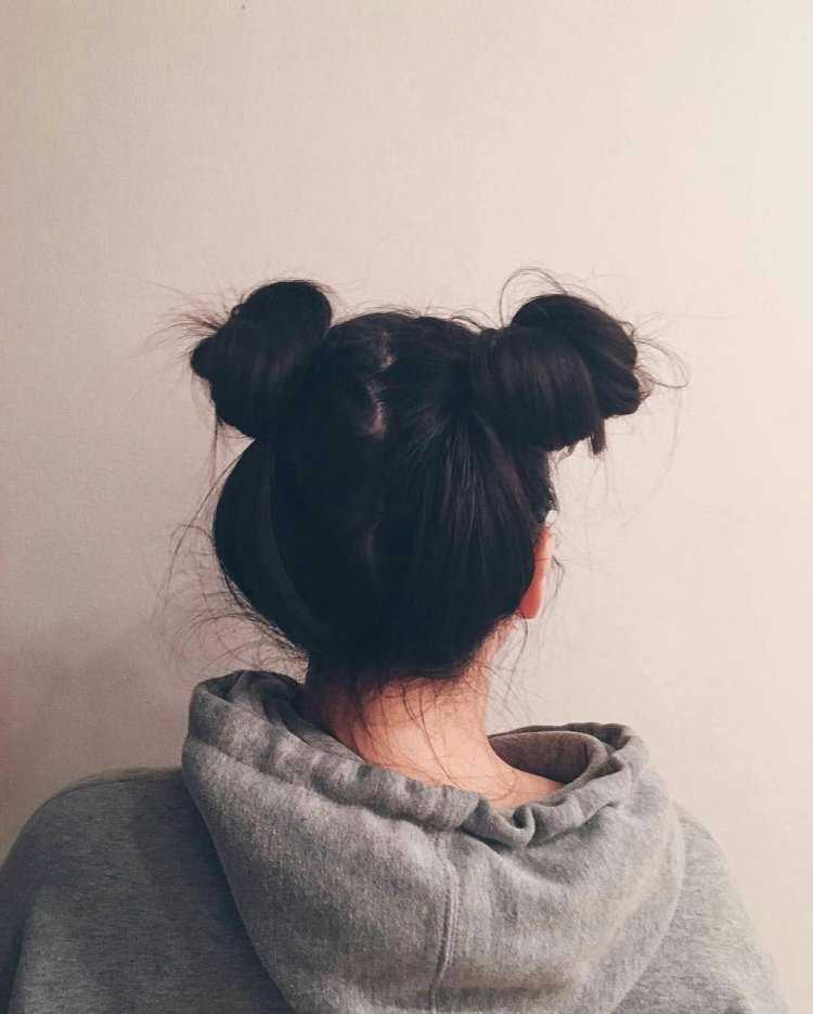 Брюнетка с пучком на голове