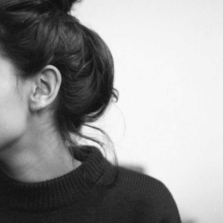 Брюнетка с пучком