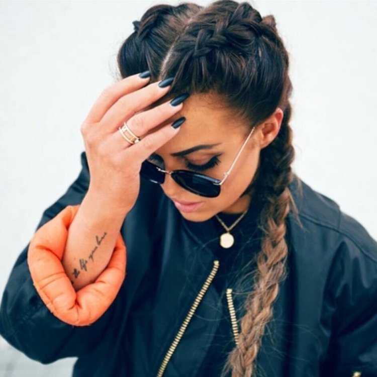 Брюнетка с двумя косичками