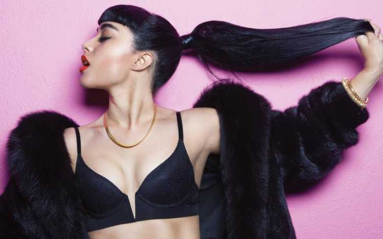 Девушка с хвостом