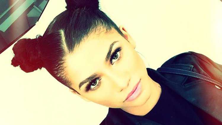 Брюнетка с пучком на голове