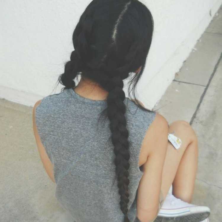 Девушка с черной косой со спины