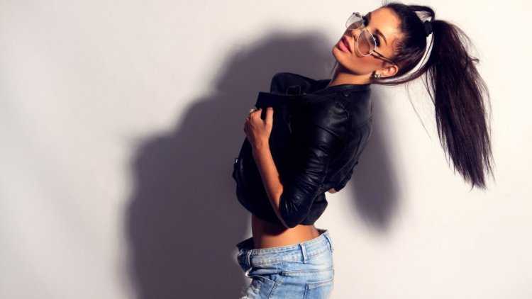 Девушка с черным хвостом