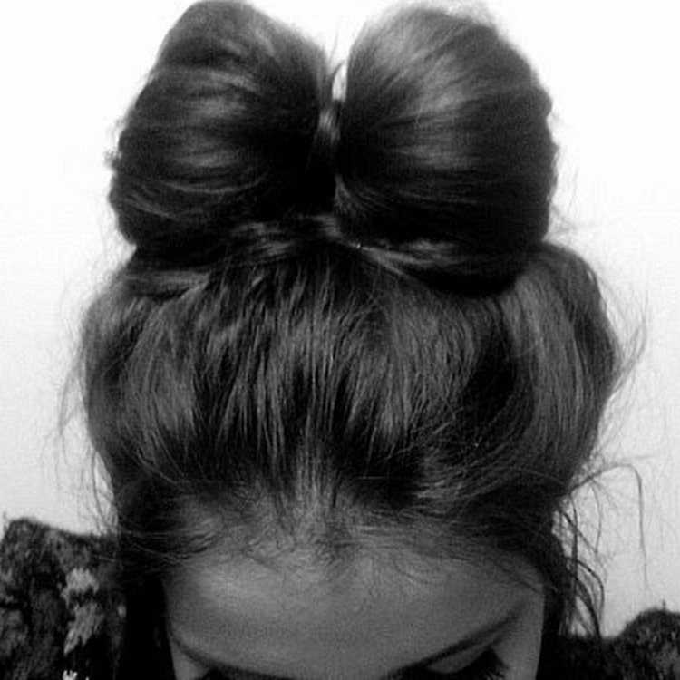 Девушка с пучком со спины