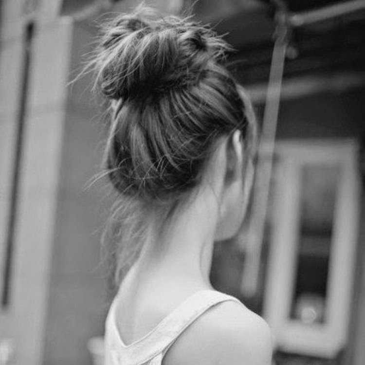 Брюнетки с хвостами на голове73