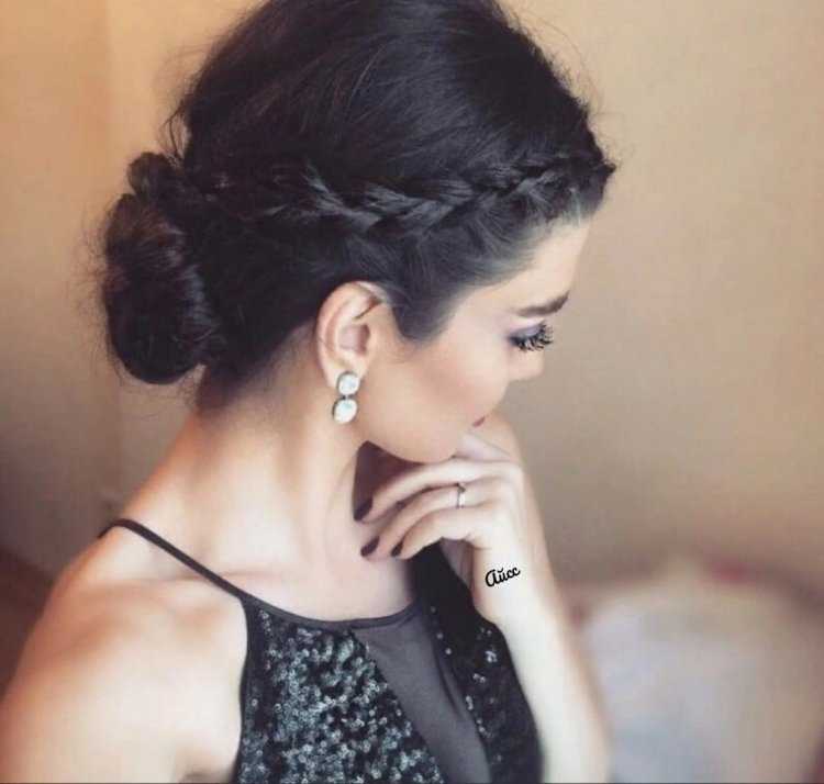 Брюнетка с пучком