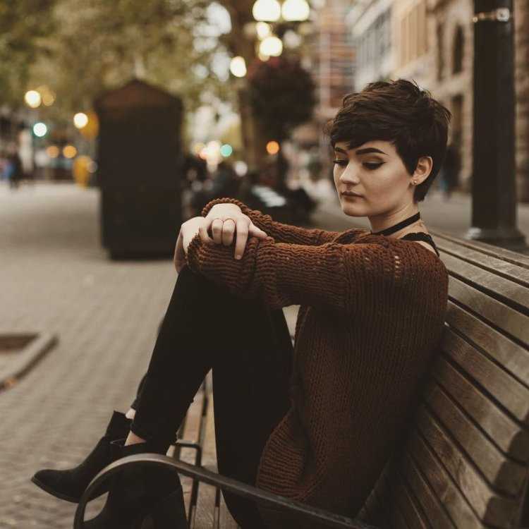 Девушка с короткой стриэке на улице