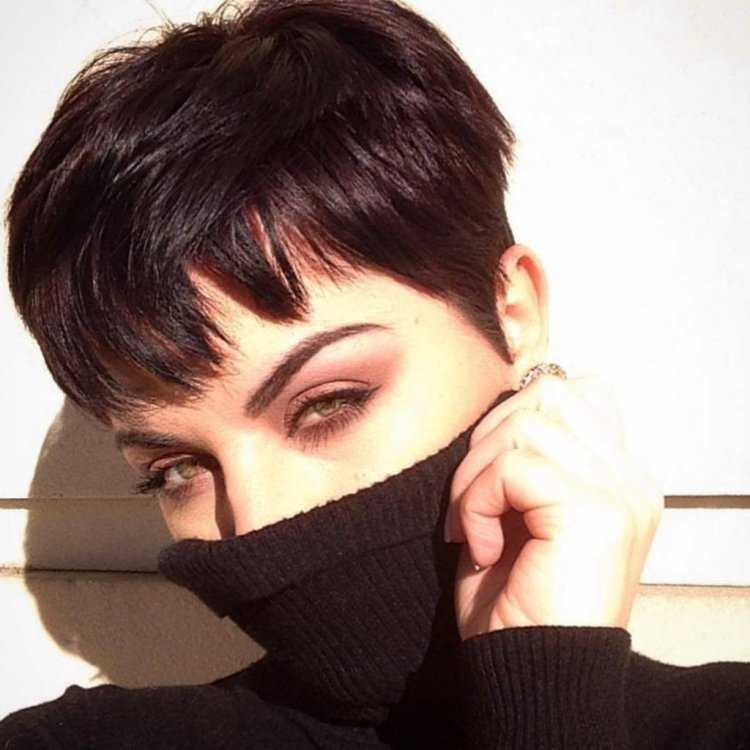 Девушка брюнетка с короткой стрижкой