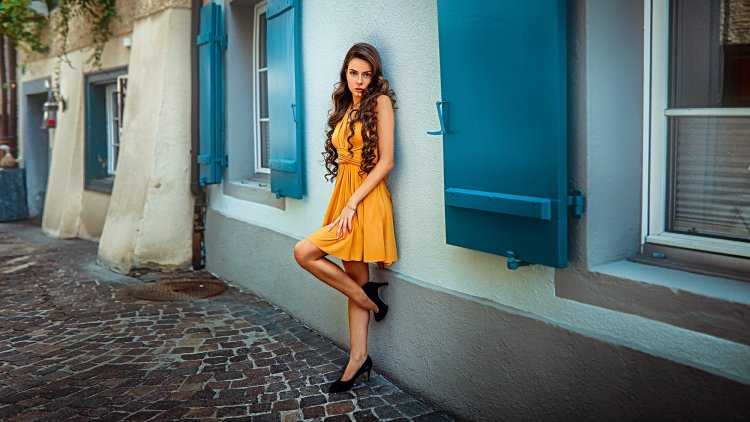 Шатенка в желтом платье