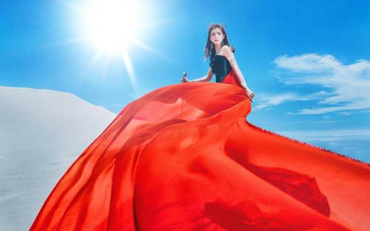 Девушка в Красном