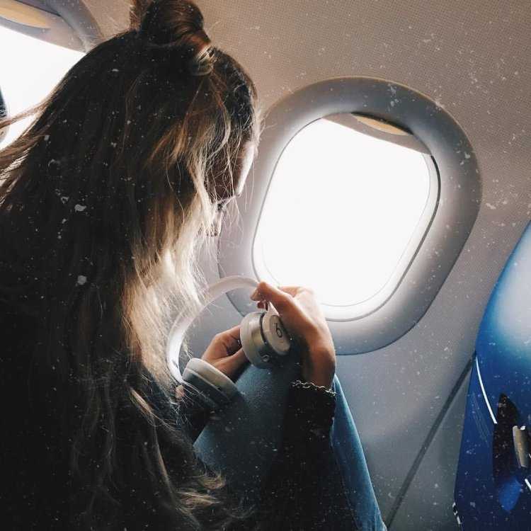 Девушка в самолете