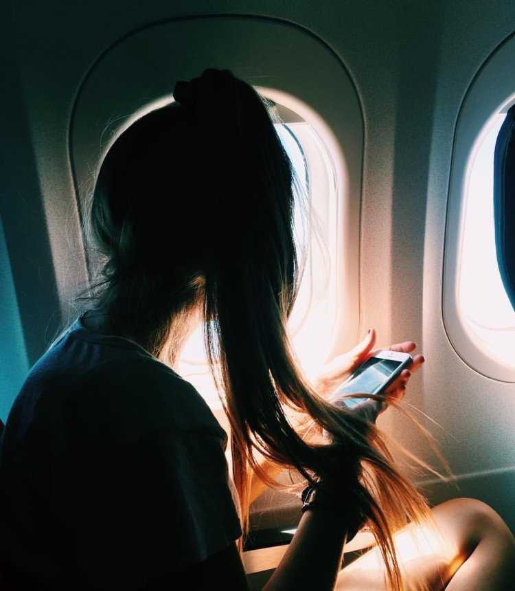 Девушка в самолете