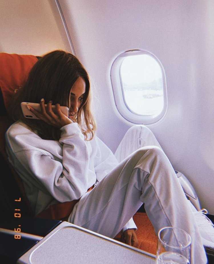 Девушка в самолете