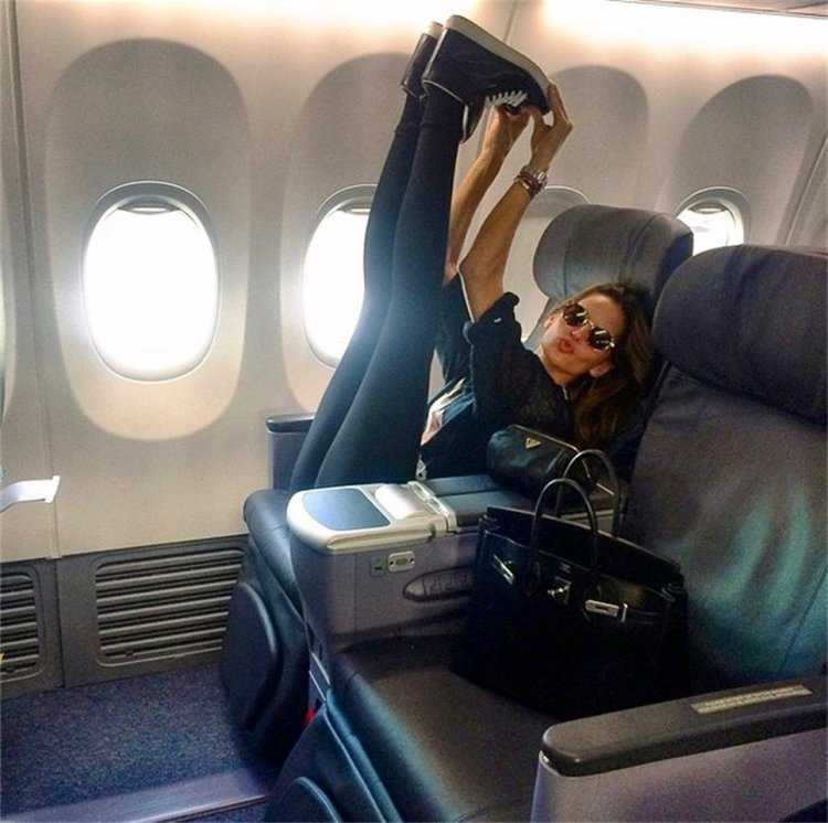 Красивые девушки в самолете