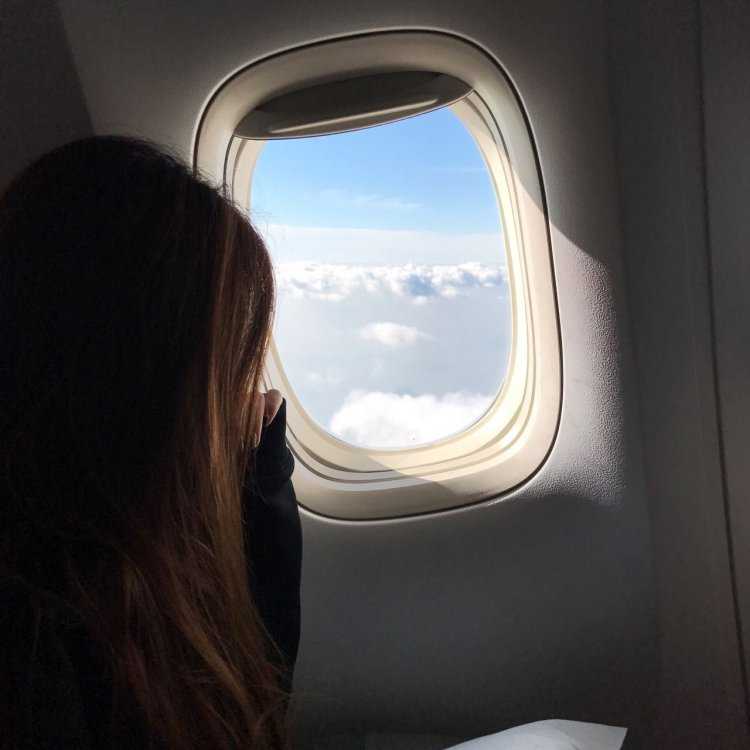 Девушка в самолете