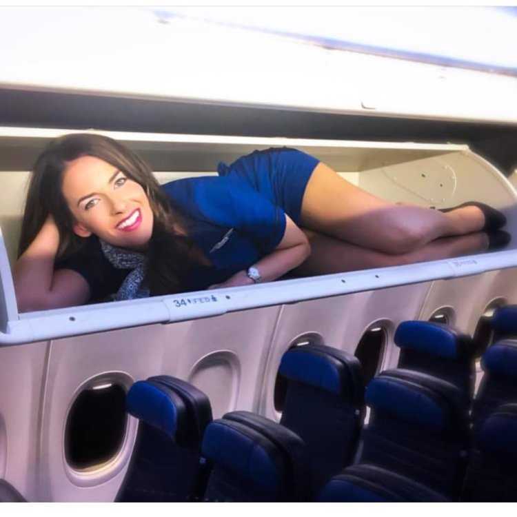 Стюардесса в самолете селфи