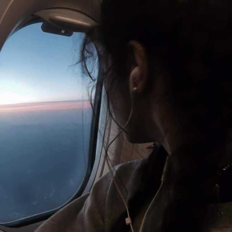 Девушка в самолете у окна