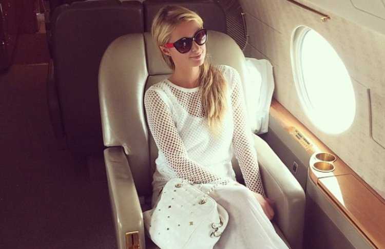 Пэрис Хилтон в самолете