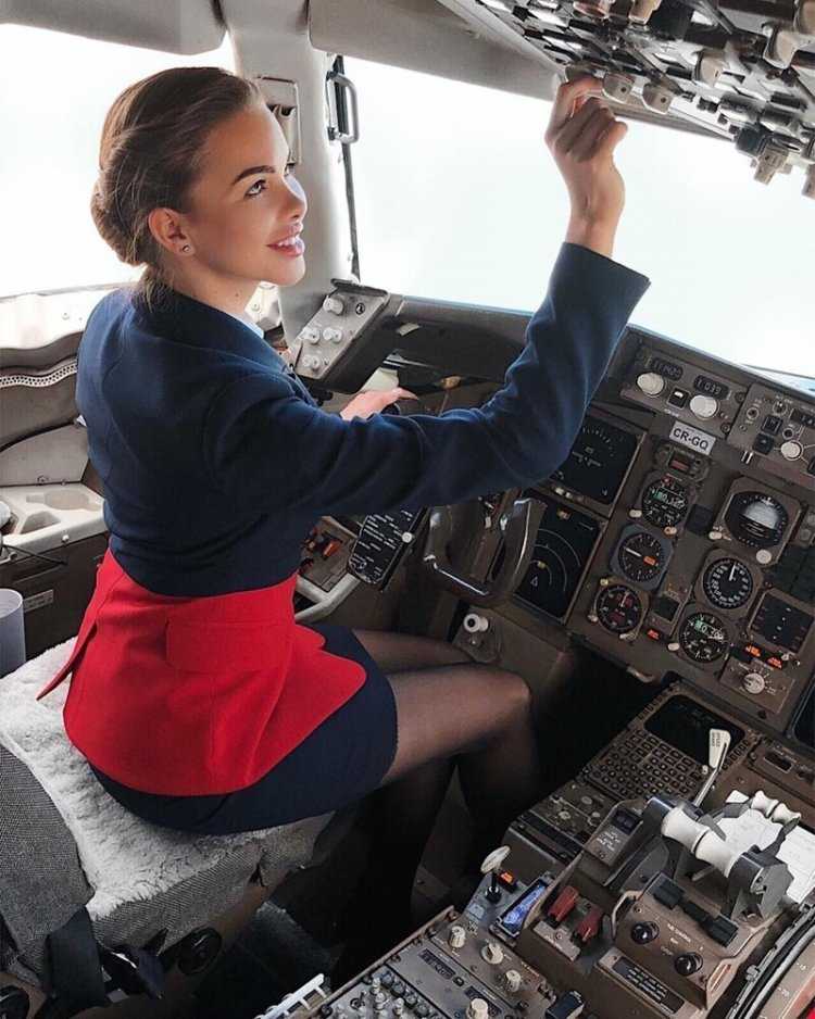 Красивые женщины и самолет