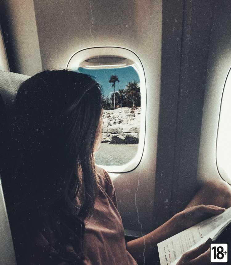 Девушка в самолете на аву