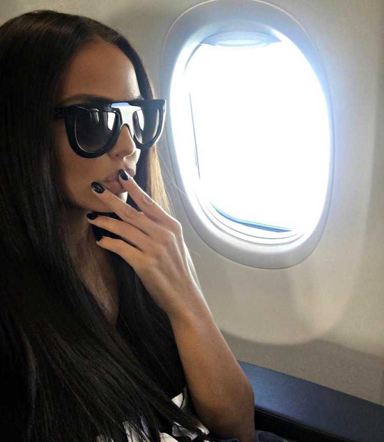 Девушка с темными волосами в очках