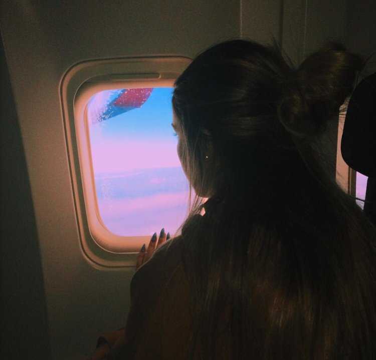 Девушка с закрытым лицом на самолете