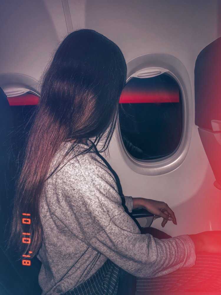 Девушка в самолете без лица