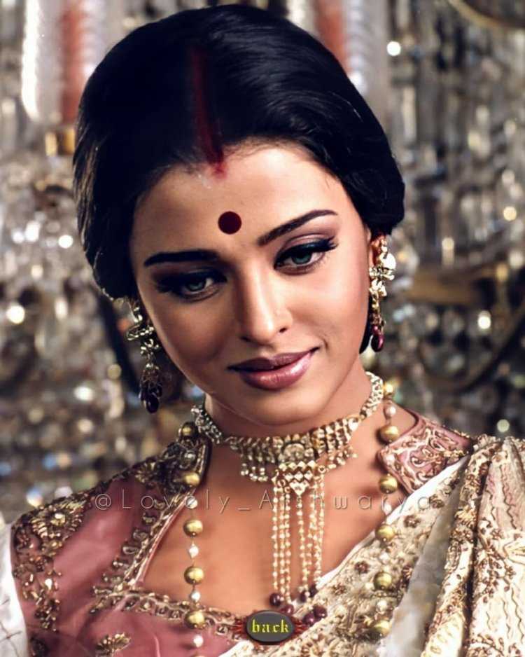 Индия точка на лбу