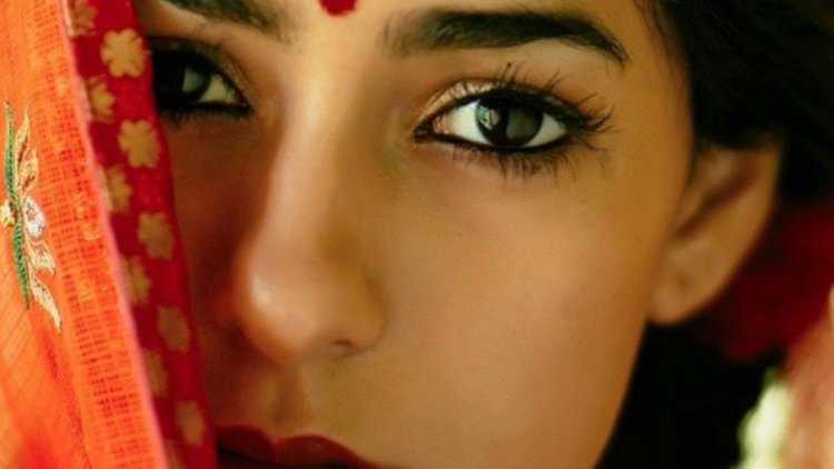 Красное пятно на лбу у индианок